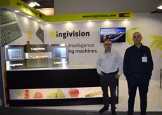 Alejandro Sales y Vicente M.Ribera, en el stand de Ingivisión, productora de sistemas electrónicos para clasificación de frutas y hortalizas.